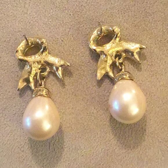 Goldtone Faux Pearl Bow Earrings Post and Clutch Back - Picture 6 of 6